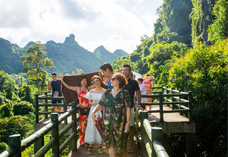 Tourists are excited to explore Trung Trang Cave