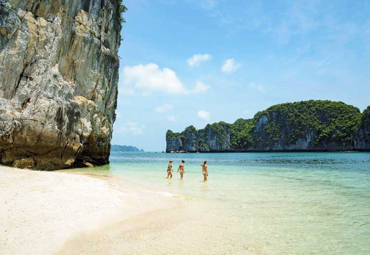 Bai Tu Long Bay