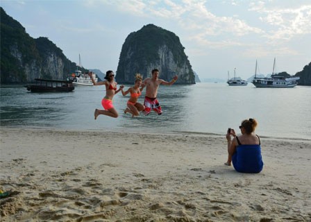 VIET HAI VILLAGE -  CAT BA ARCHIPELAGO - BA TRAI DAO BEACHES (B, L, D)