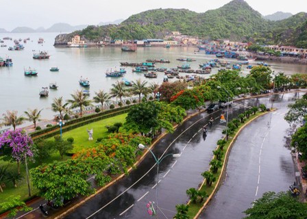 Lan Ha Bay – Viet Hai Village – Cat Ba Island: Swim and kayak in Ba Trai Dao Beach (B, L, D)