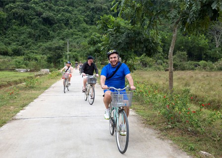 Lan Ha Bay: Time to admire sunrise/ sunset, explore Viet Hai village, Ba Trai Dao beach, and enjoy Vietnamese food. (B, L, D)